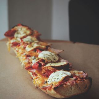 Zaangażowana -_- : ser gouda, cheddar i gorgonzola, kiełbasa oraz jalapeno.