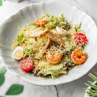 Salată Caesar de crevete tigru