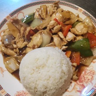 39. Ciotola di riso con pollo saltato鸡肉盖饭