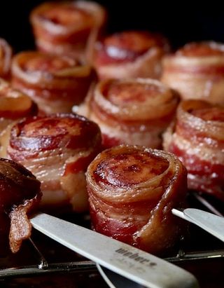 Ćevapi u slanini, pomfrit i hljeb