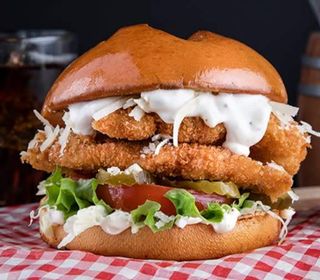 Chicken Ceasar Burger + Frites + Boisson