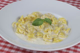 Tortellini relleno de ternera con nata y queso parmesano