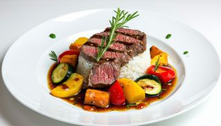 Mușchi de vită cu legume trase la tigaie servit cu orez garniere