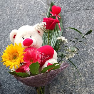 Oso en corazón de rafia con rosa y flores 