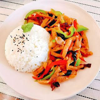 J12. Meniu porc 猪肉盖浇饭