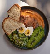 Правильний сніданок з хумусом та індичкою