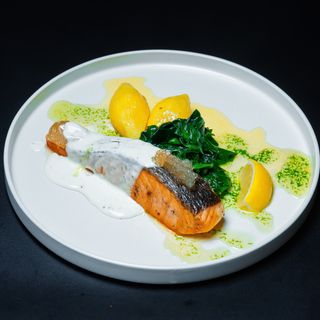 Лосось с картофелем и шпинатом