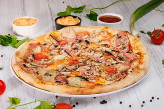 Pizza prosciutto funghi salami medie