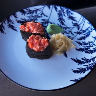 Гункан з лососем