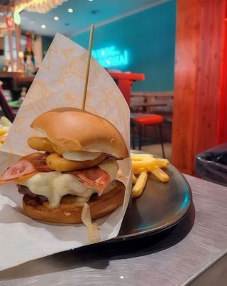 hamburguesa rollo con patatas fritas (200 gr.)