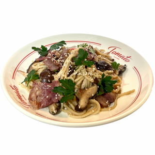 Паста с кусочками курицы и говяжьим беконом в паназиатском стиле