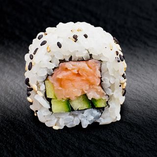 Урамаки Пушена сьомга и краставица (95г)