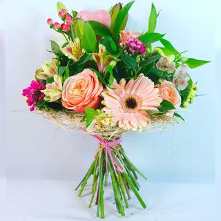 Buchet (1413)pe carcas din flori sezoniere