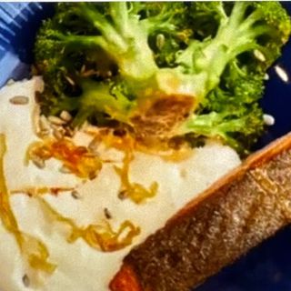 Ніжне філе копченого лосося з броколі 