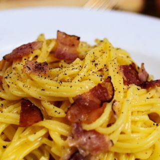 Busiate con funghi porcini, salsiccia, piselli e besciamella