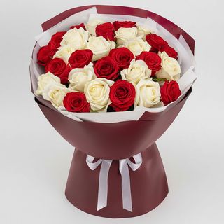 Букет"25 червоних та білих троянд"