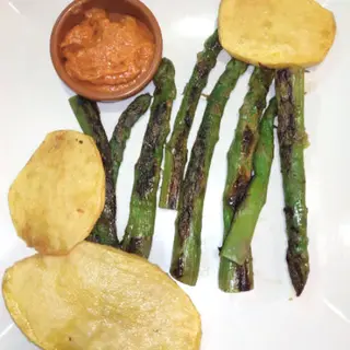 Esparragos Trigueros Con Romesco (Plancha)