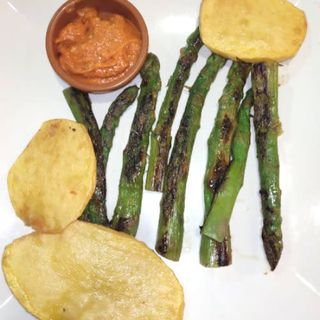 Esparragos Trigueros Con Romesco (Plancha)