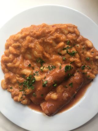 Carnati de porc si iahnie de fasole