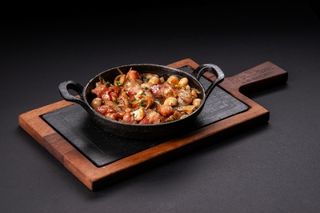 Свински късчета от шарено месо с лук и печурки