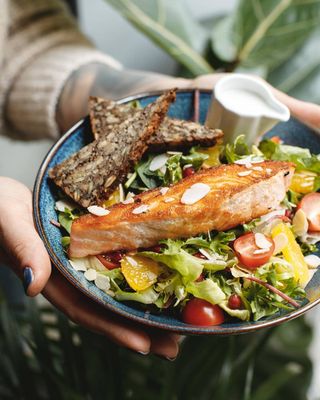 SAŁATKA Z ŁOSOSIEM