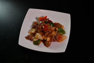 94. Vitello con salsa piccane peperoni, cipolle e arachidi