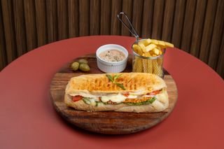 Sendvič sa pohovanom piletinom + Coca-Cola