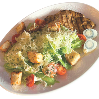 Салат цезарь с курицой