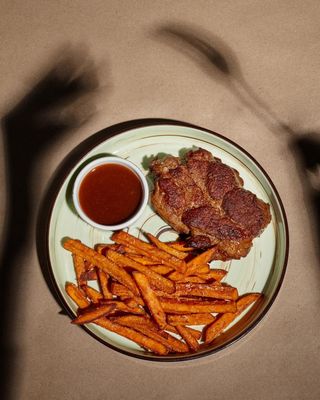 Стейк зі свинини та батат фрі (420гр)