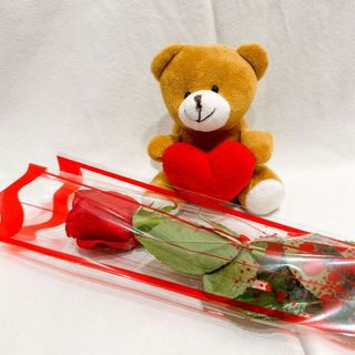 Ruža u celofanu i medvjedić na piku