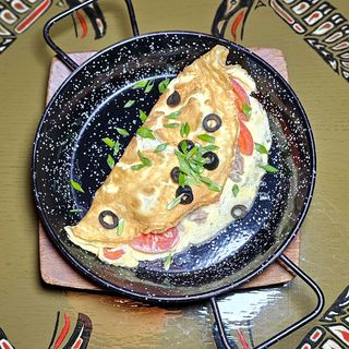 Омлет з м'ясом, сиром, томатами та маслинами (180г)