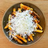 Пържени картофи със сирене (250г)