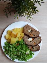 Руло Стефани с гарнитура  печени картофи и зелена салата 