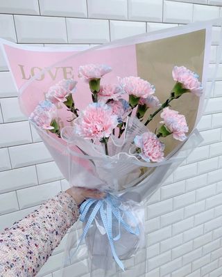 ვარდისფერი მიხაკები გამჭვირვალე შესაფუთ 
ქაღალდში