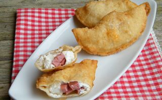 Panzerotto caldo con wurstel