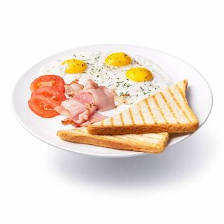 Яєчня з трьома яйцями та хрустким хлібом