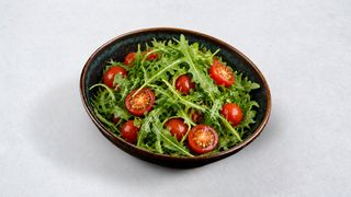 Salata rikula i cherry rajčice