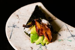 TEMAKI DE ANGUILA Y AGUACATE