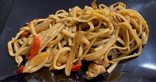 Salteado de tallarines (pasta), verdura y pollo sazonado