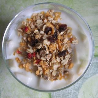 Jogurt grecki naturalny z owocami i granolą 