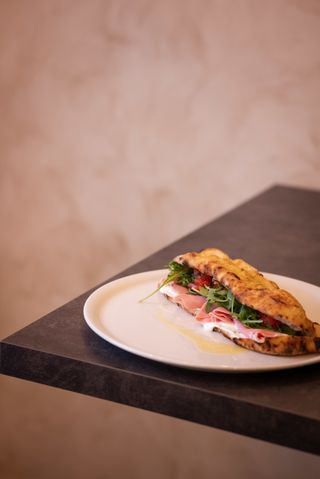 Panuozzo sendvič sa mortadelom