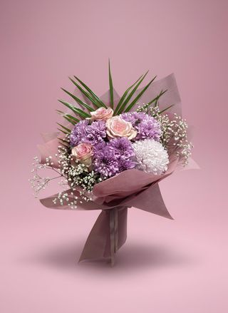 Букет от хризантеми и рози.