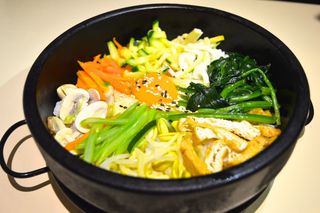 Bimbimbap al estilo coreano con huevo