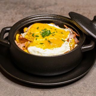 Cartofi Prăjiți cu Ochiuri și Brânză Sărată