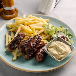Mici cu cartofi prăjiți