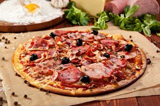 Pizza pancetta e salame