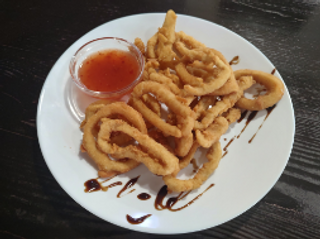 Хрупкави калмари със сладък чили сос