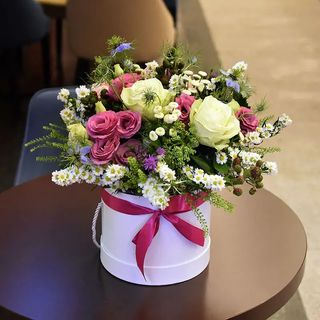 Flowerbox z fuksjową wstążką