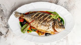 Дорадо с оливками, шпинатом и креветочным биском