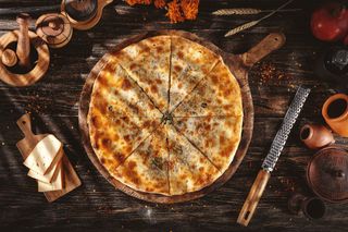 რაჭული ჭარხლიანი ყველით 8 ნაჭერი